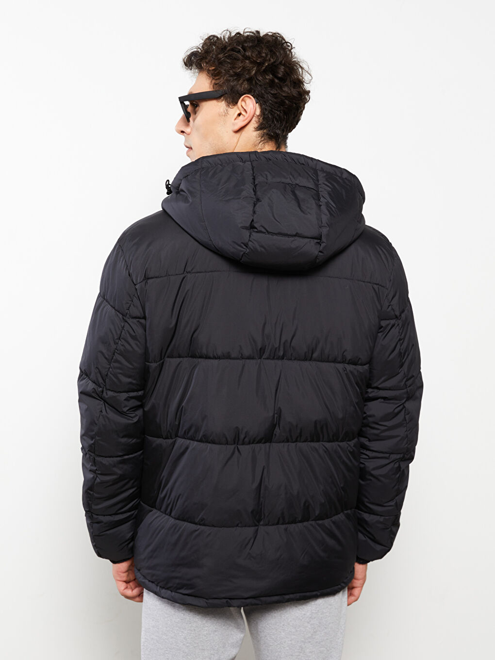 Siyah Standart Kalıp Kapüşonlu Erkek Şişme Mont-4