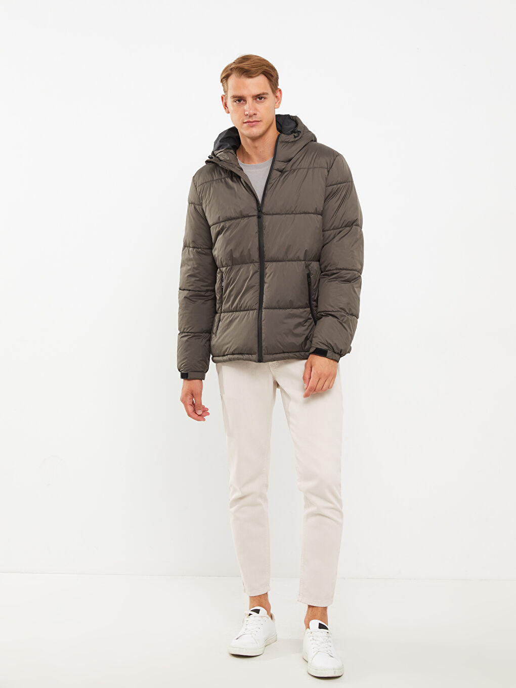 Пуховик стандартного кроя с капюшоном для мужчин