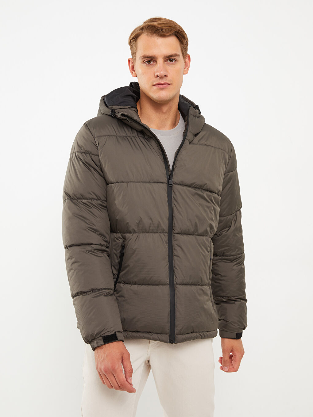 Пуховик стандартного кроя с капюшоном для мужчин-1