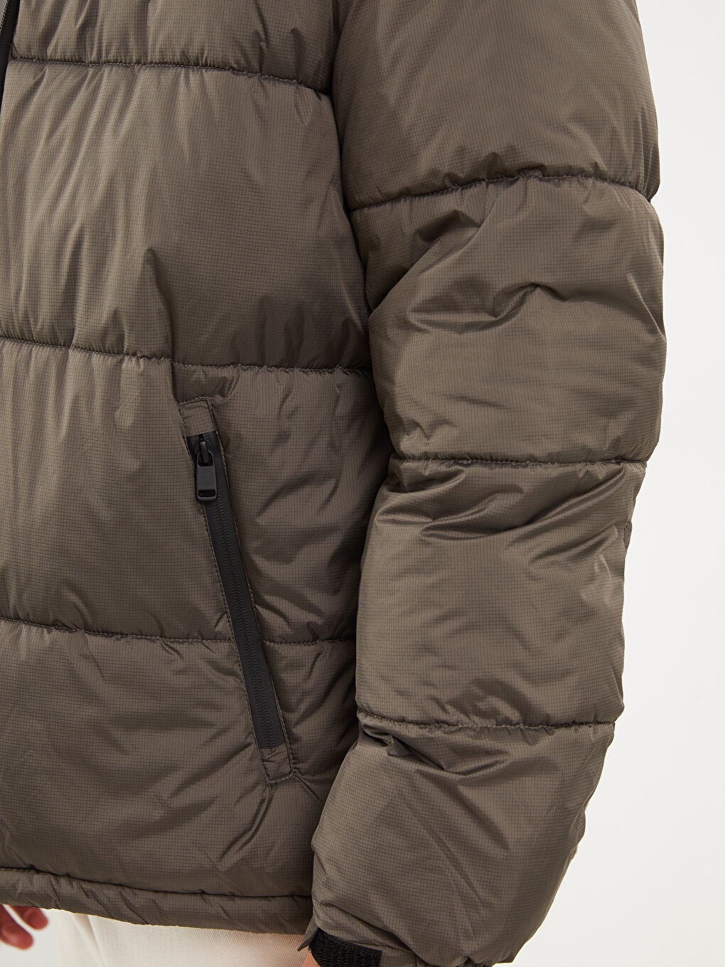 Пуховик стандартного кроя с капюшоном для мужчин-3