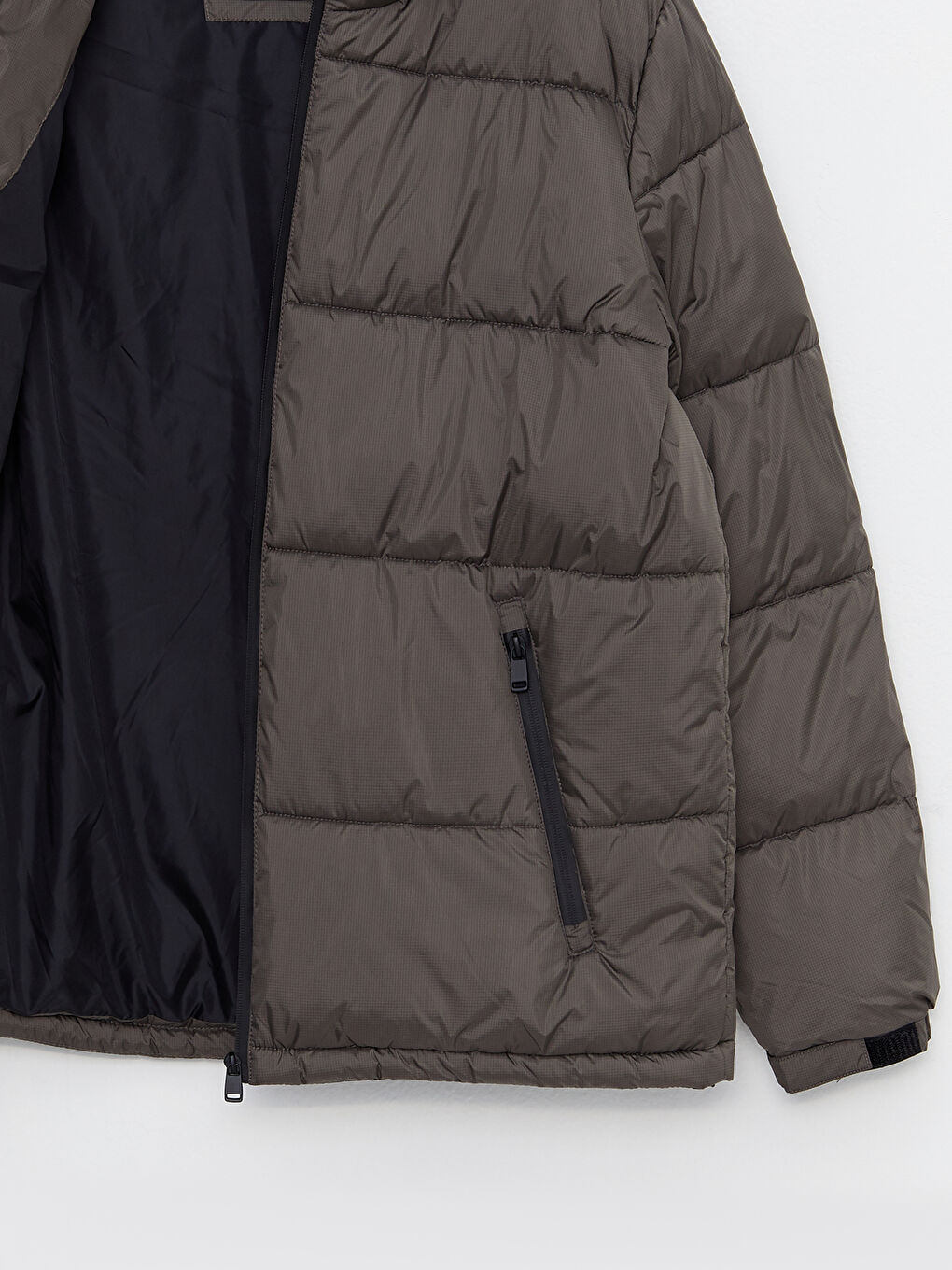 Пуховик стандартного кроя с капюшоном для мужчин-7