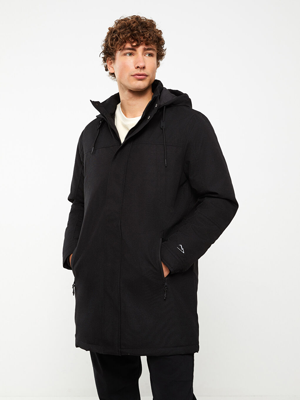 Siyah Standart Kalıp Kapüşonlu Erkek Mont