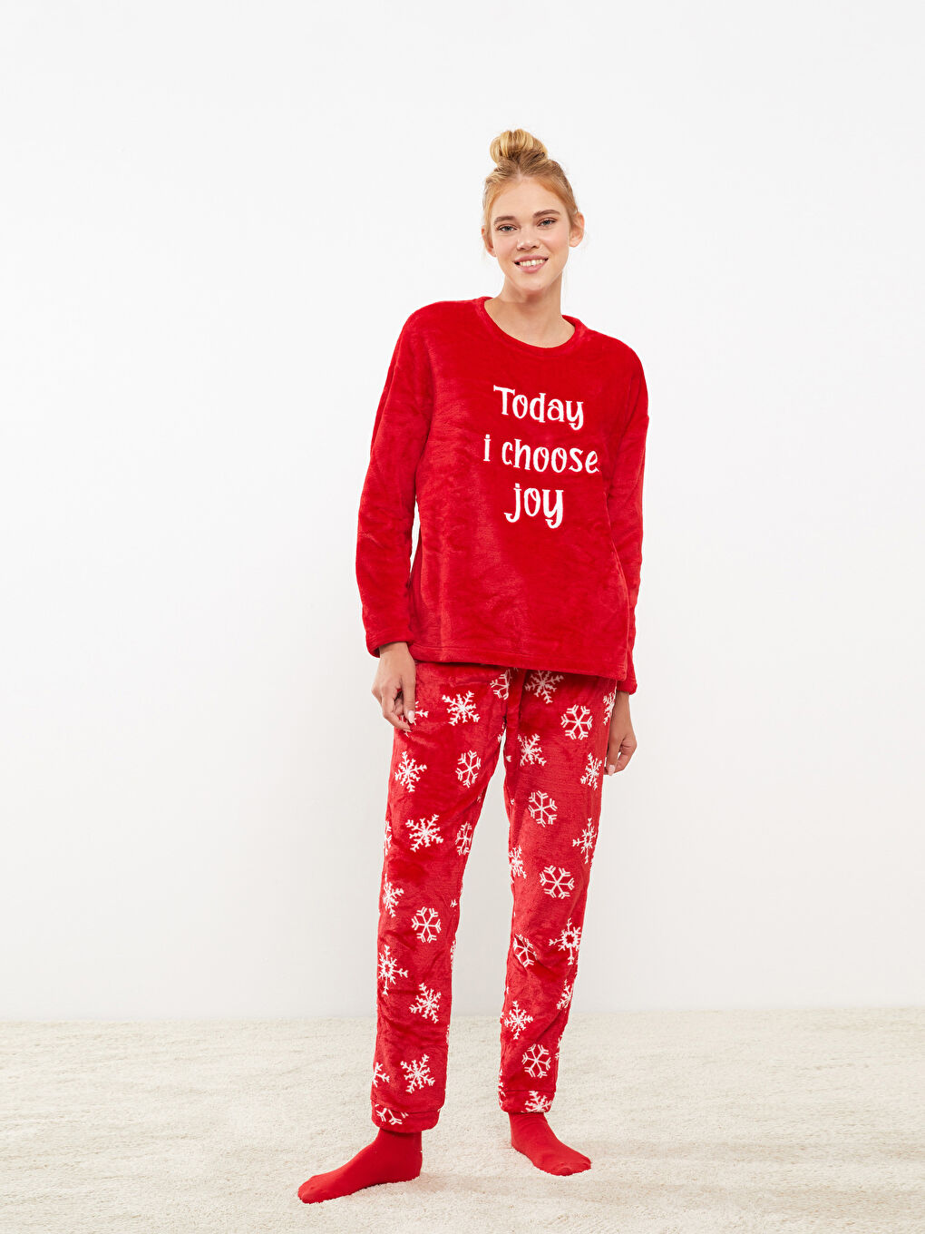 Kırmızı Bisiklet Yaka Yılbaşı Temalı Uzun Kollu Pelüş Kadın Pijama Takımı