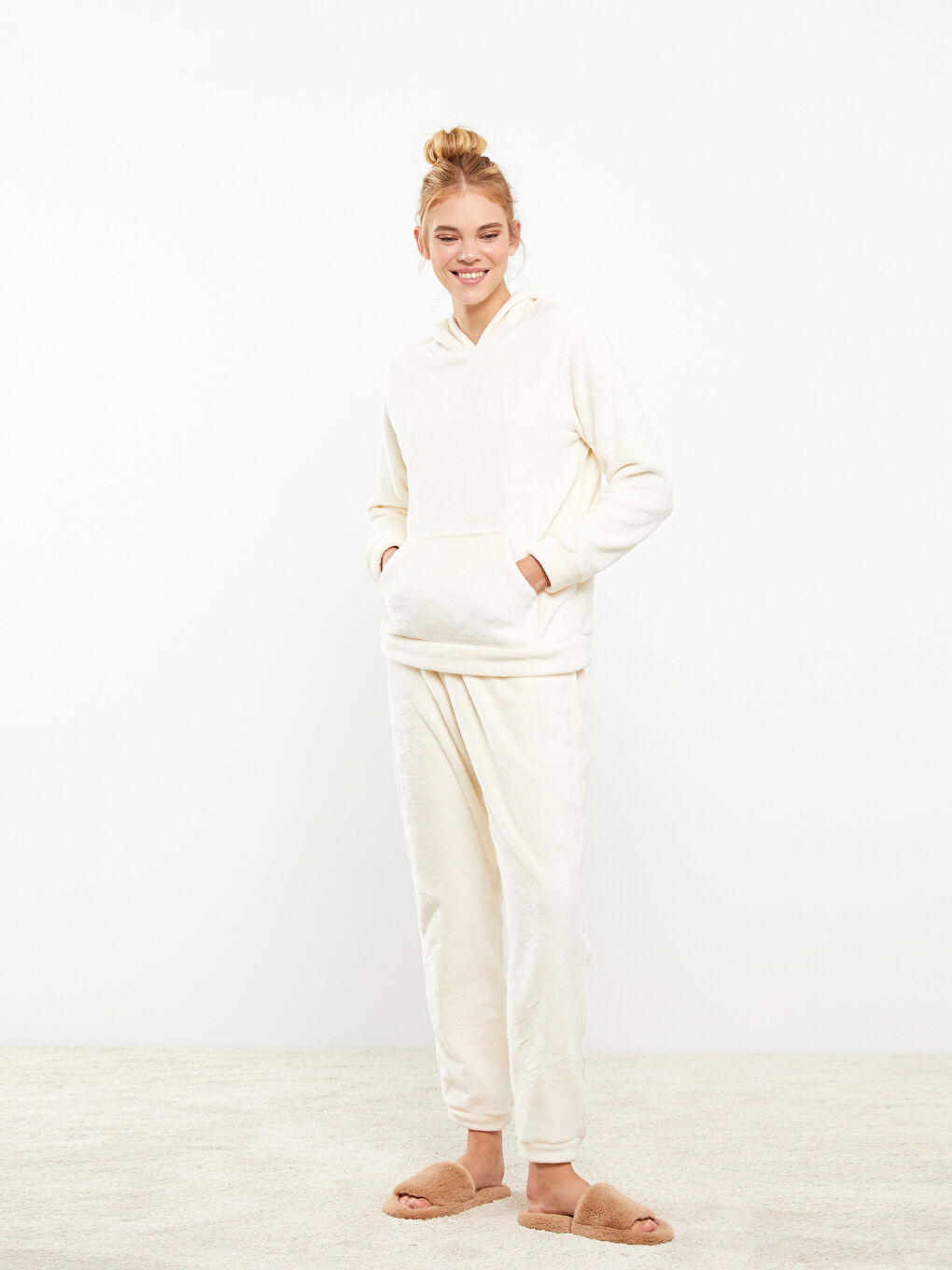 Ekru Kapüşonlu Düz Uzun Kollu Pelüş Kadın Pijama Takımı