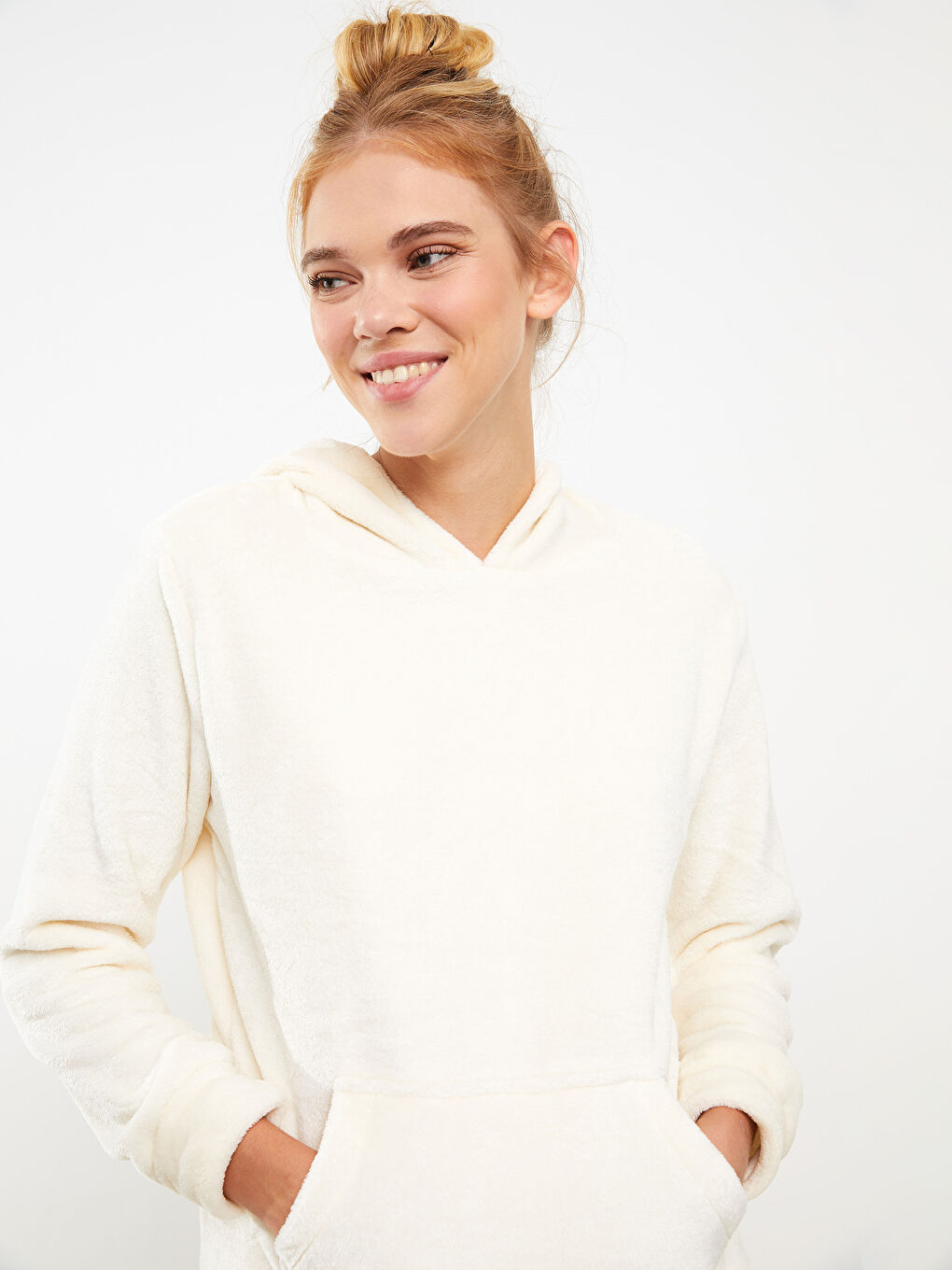 Ekru Kapüşonlu Düz Uzun Kollu Pelüş Kadın Pijama Takımı-1