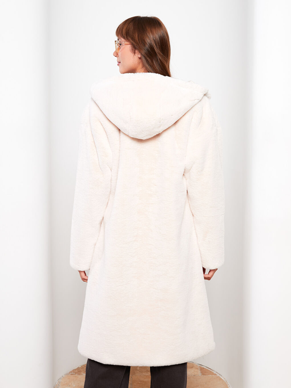 Ekru Kapüşonlu Düz Uzun Kollu Kadın Pelüş Kaban-5