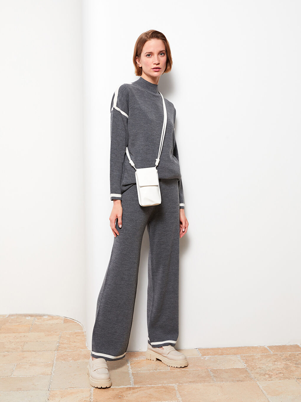 Женские трикотажные брюки с эластичным поясом и однотонным дизайном