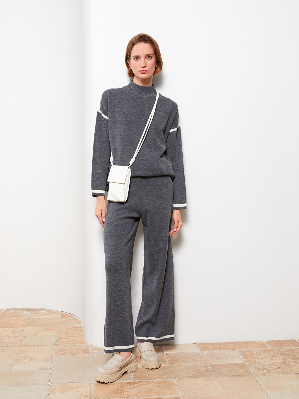 Женские трикотажные брюки с эластичным поясом и однотонным дизайном-1