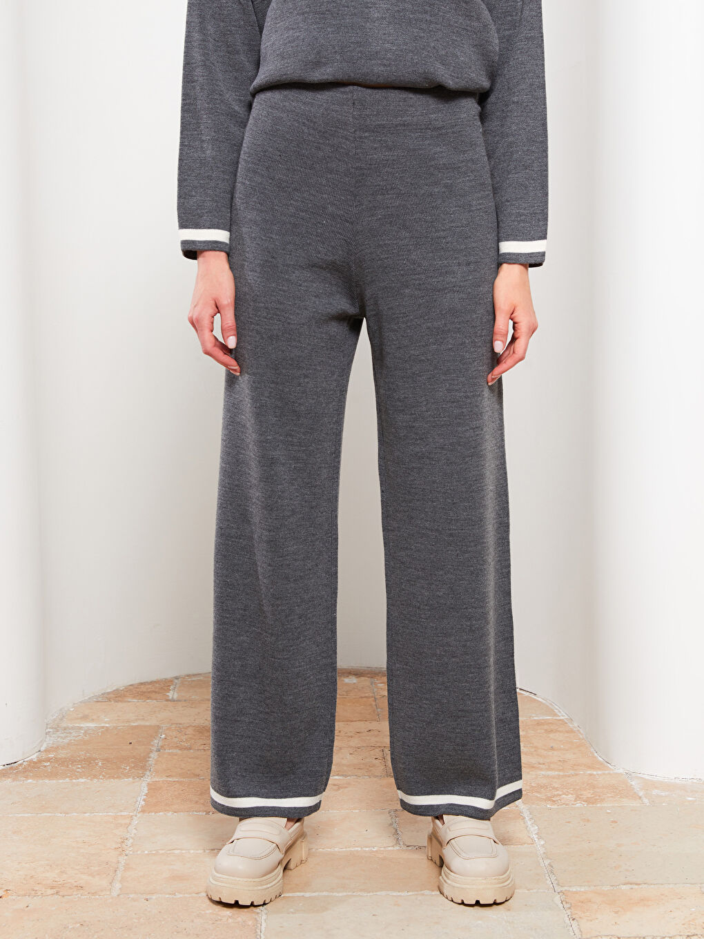 Женские трикотажные брюки с эластичным поясом и однотонным дизайном-3