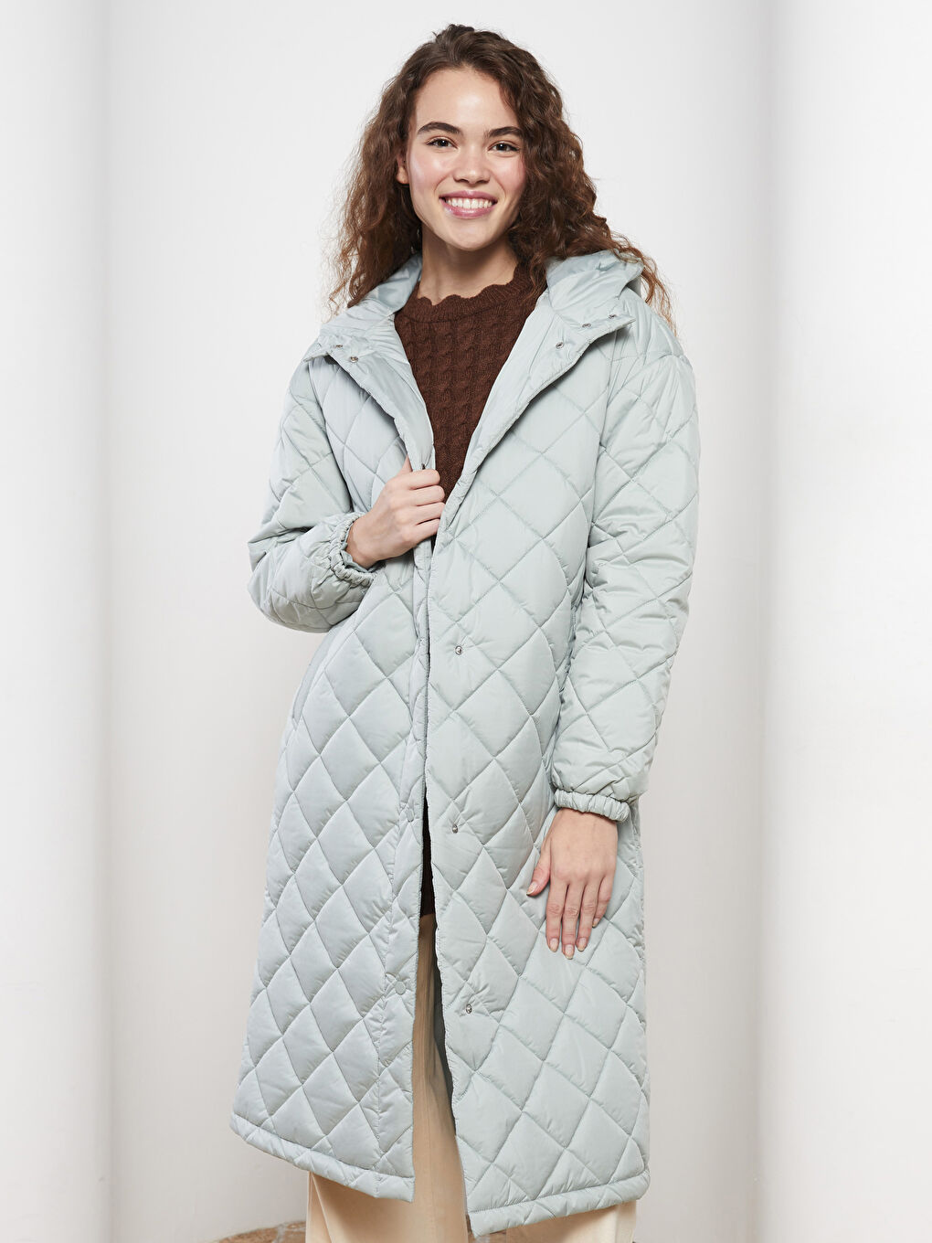 معطف منتفخ مبطّن بكابوش للسيدات-1