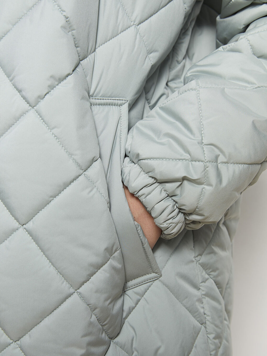 معطف منتفخ مبطّن بكابوش للسيدات-3