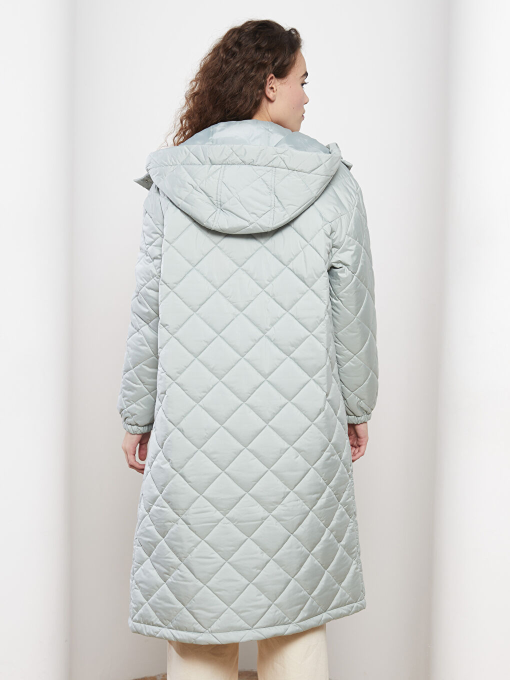 معطف منتفخ مبطّن بكابوش للسيدات-4