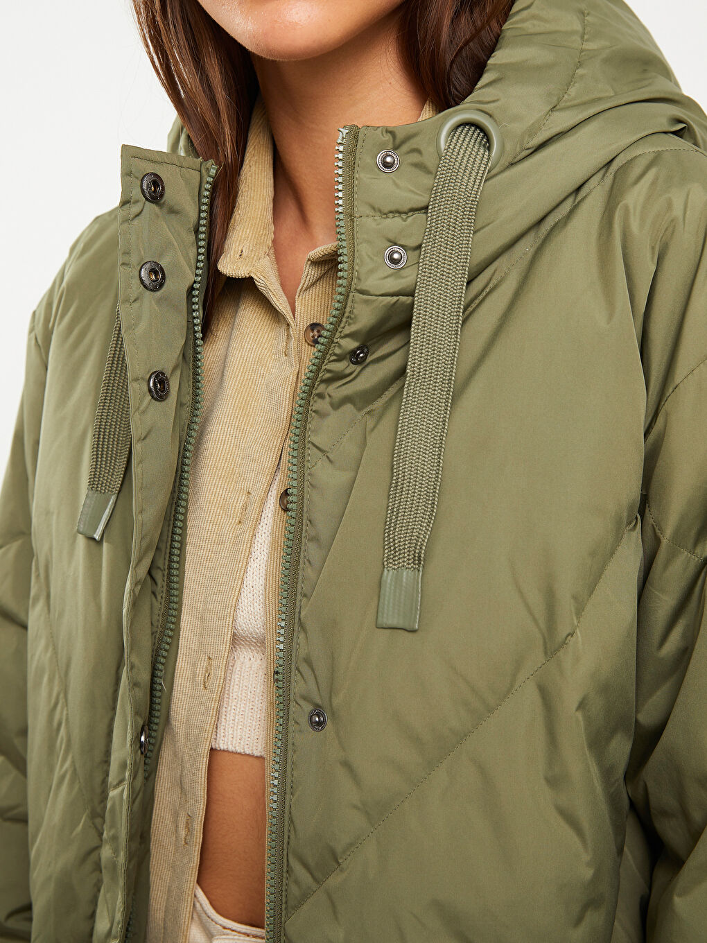 Әйелдерге арналған капюшонды өрнексіз пуховик пальто-4