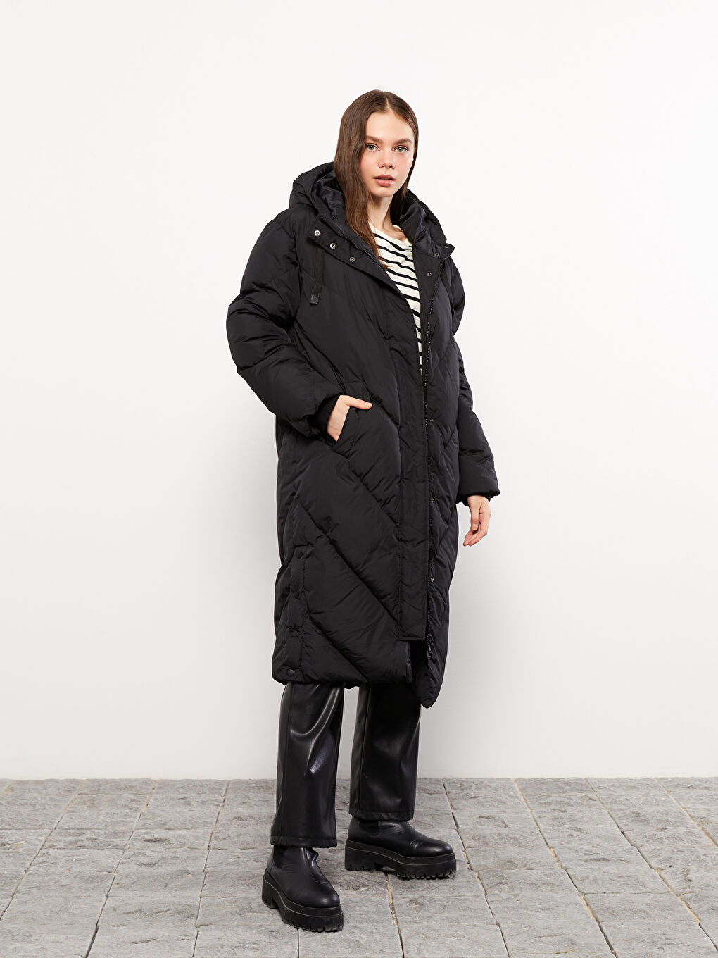 Женский однотонный пуховик с капюшоном