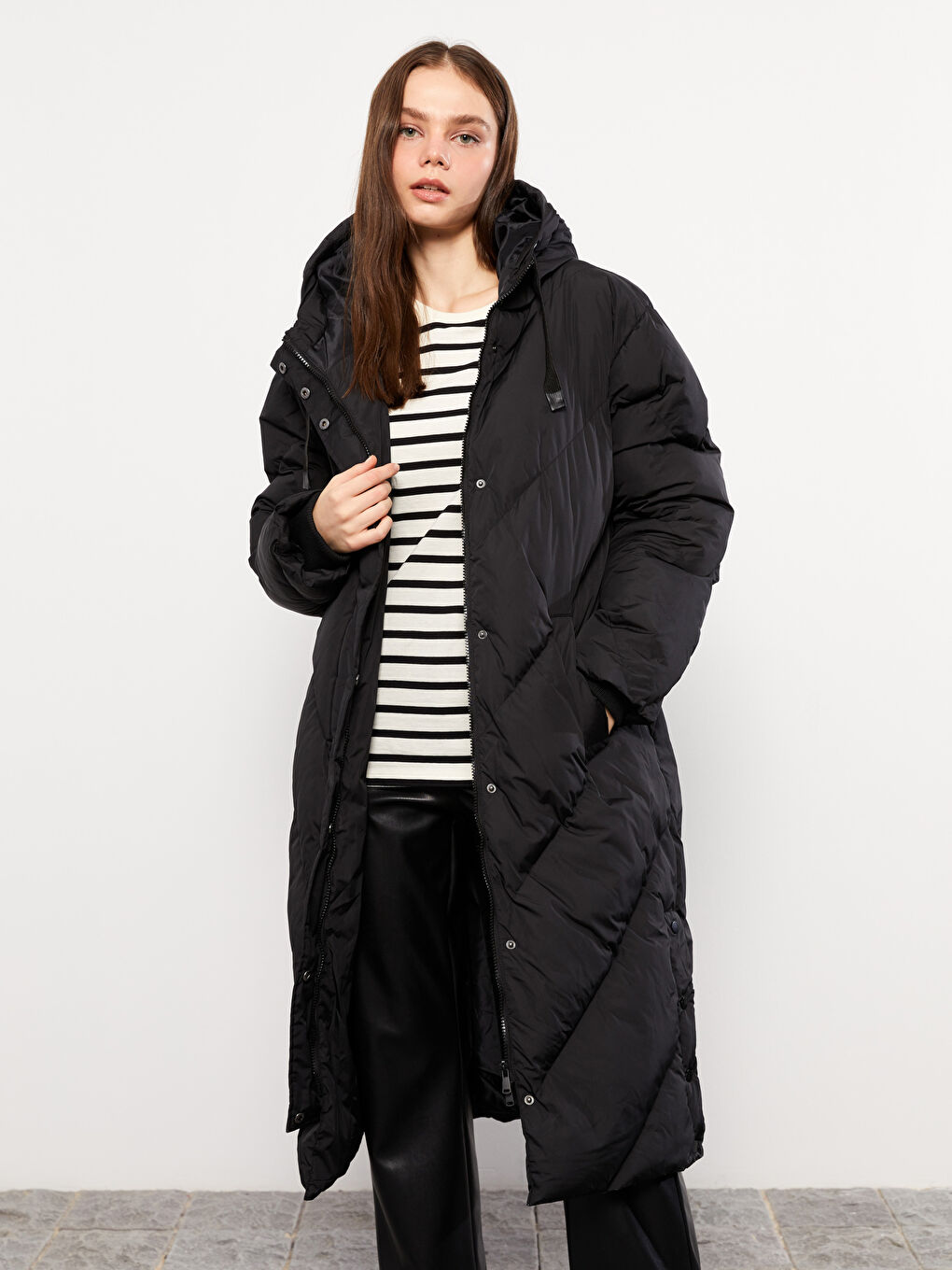 Женский однотонный пуховик с капюшоном-1