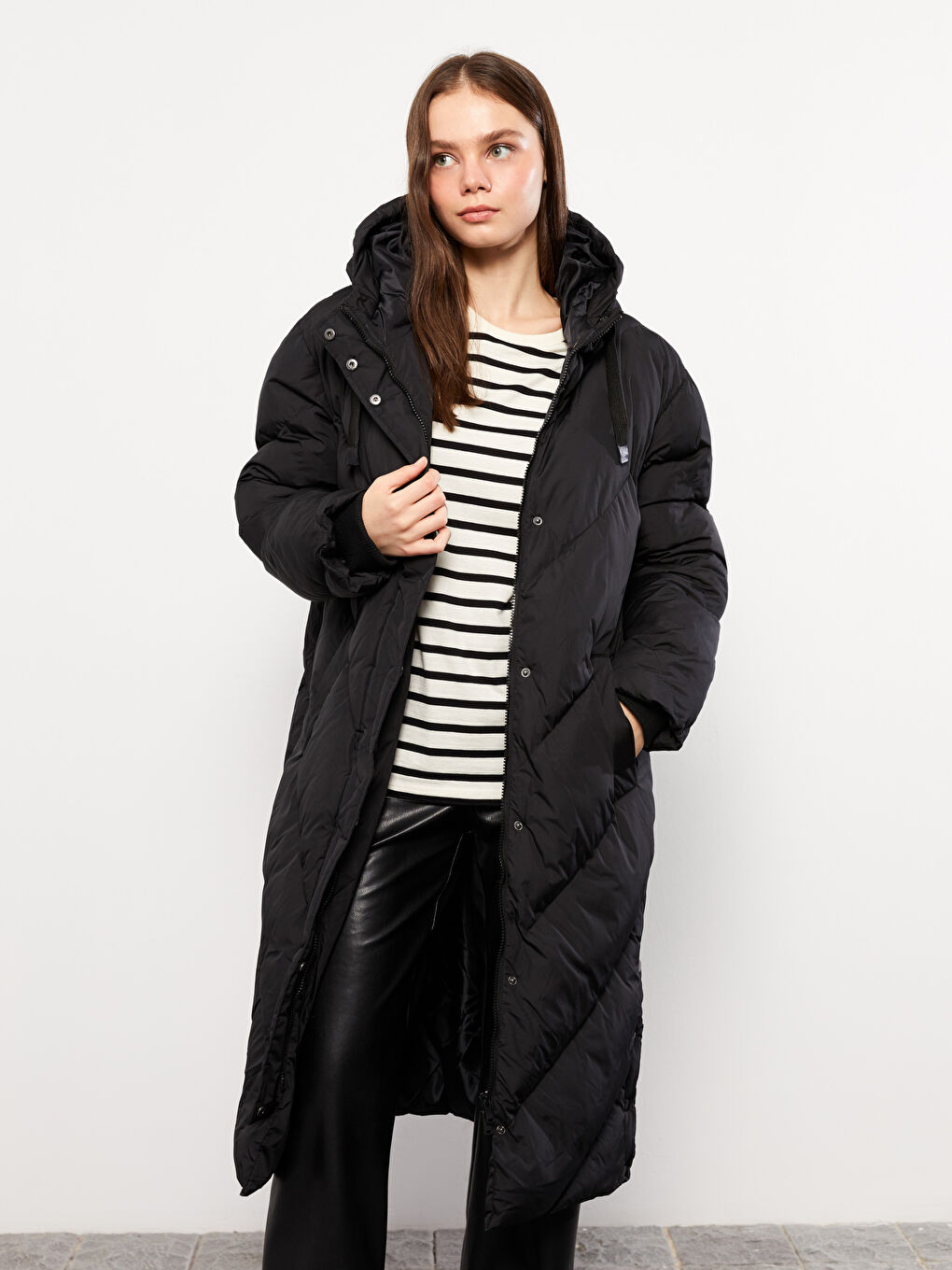 Женский однотонный пуховик с капюшоном-2