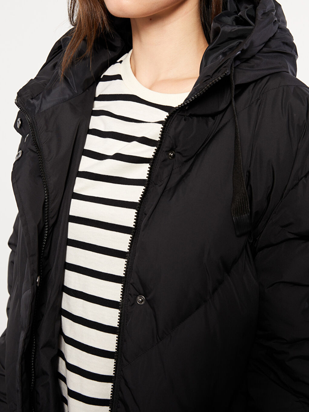 Женский однотонный пуховик с капюшоном-3