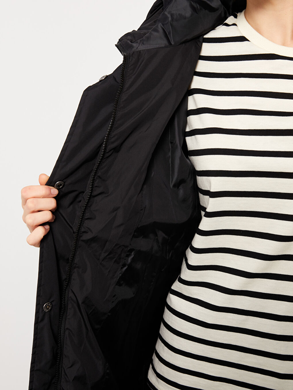 Женский однотонный пуховик с капюшоном-4