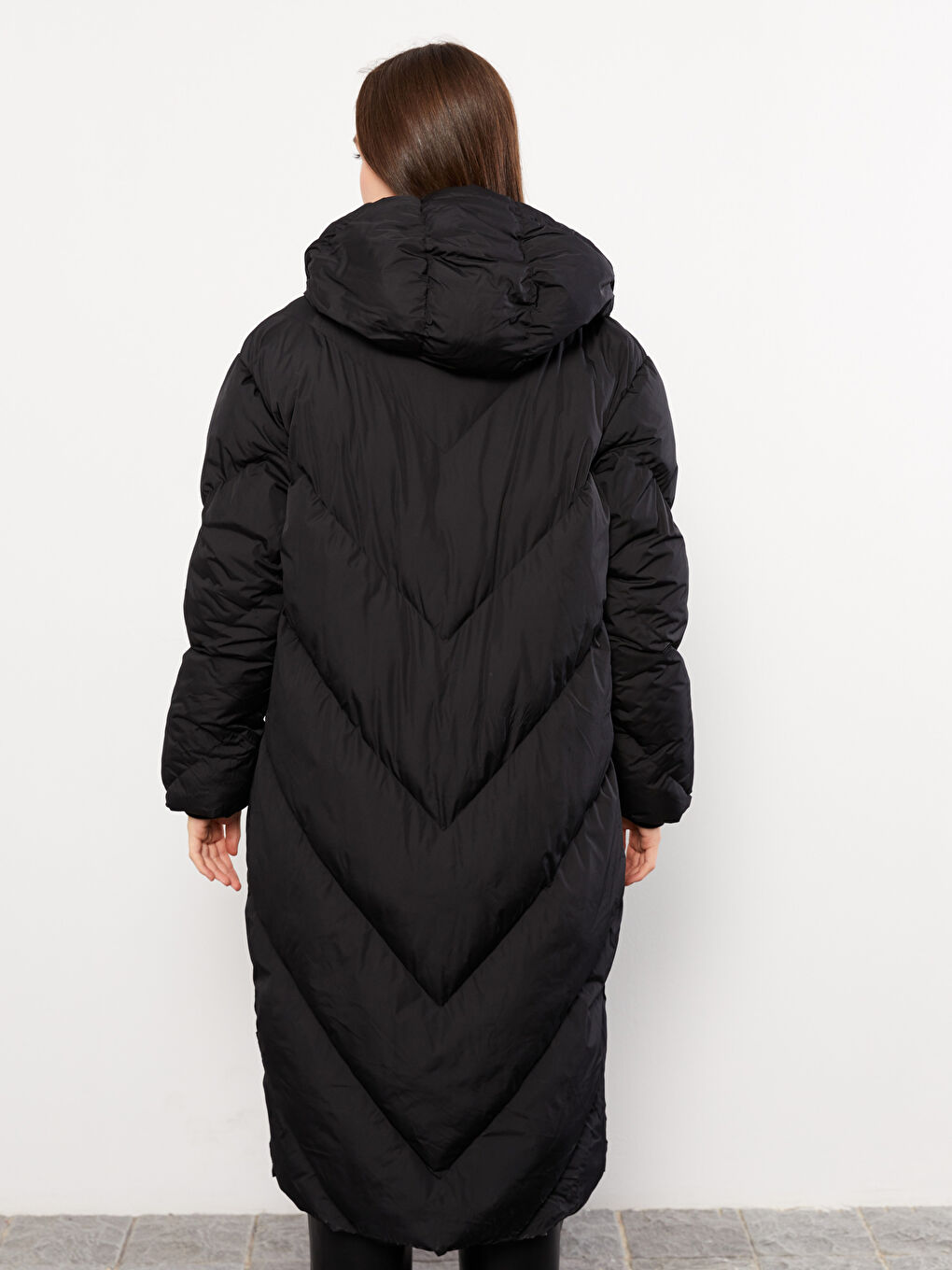 Женский однотонный пуховик с капюшоном-5