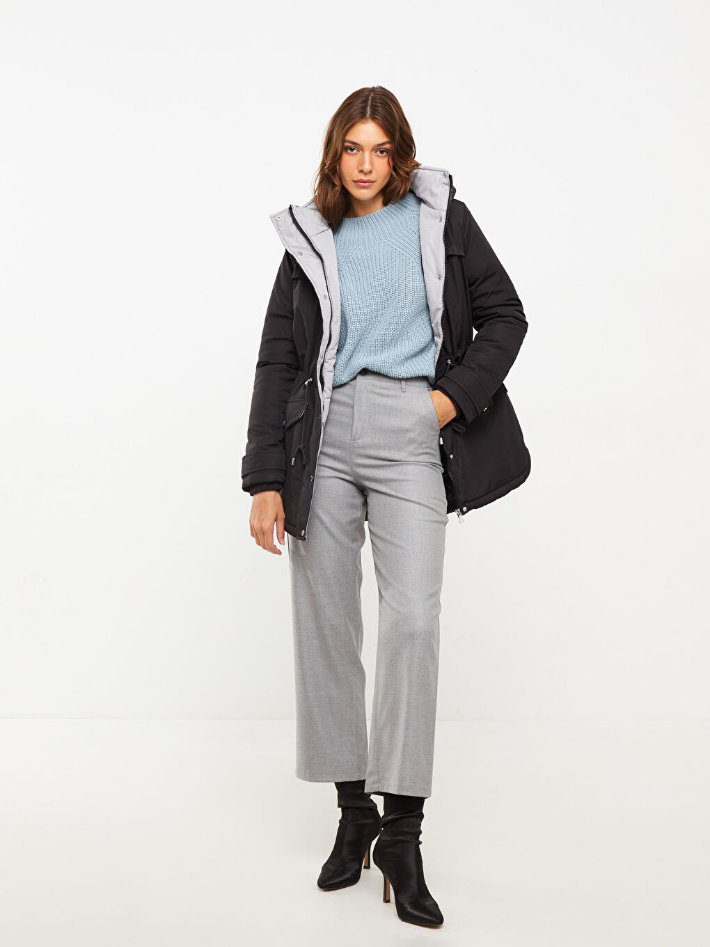 Siyah Kapüşonlu Yaka Düz Uzun Kollu Kadın Parka