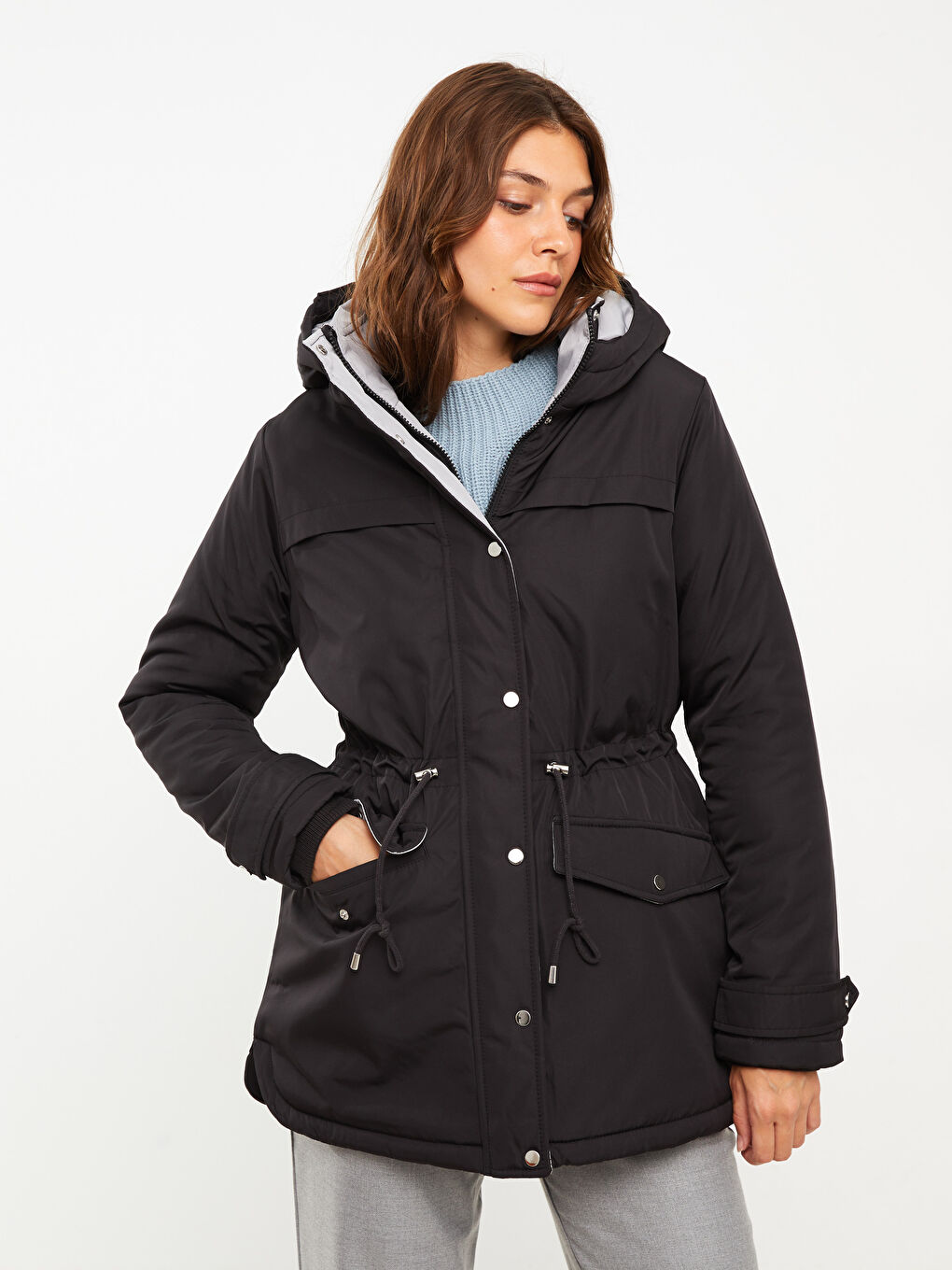 Siyah Kapüşonlu Yaka Düz Uzun Kollu Kadın Parka-1