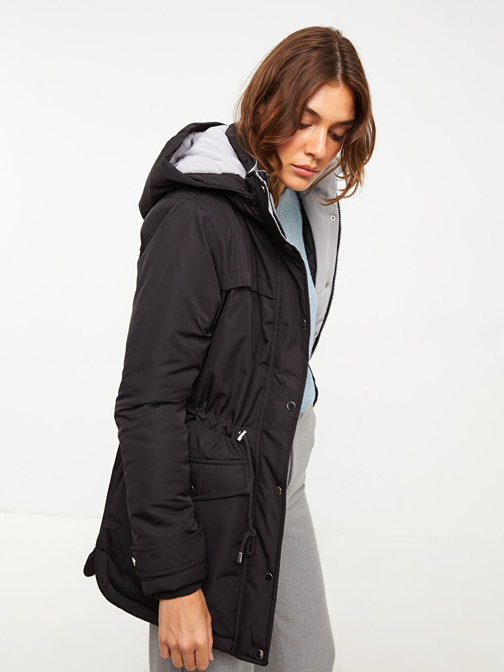 Siyah Kapüşonlu Yaka Düz Uzun Kollu Kadın Parka-2