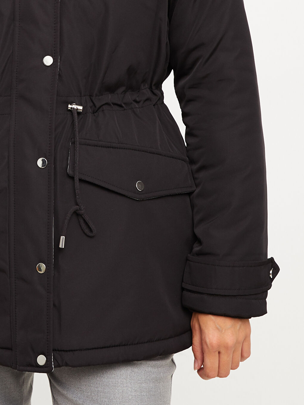 Siyah Kapüşonlu Yaka Düz Uzun Kollu Kadın Parka-3