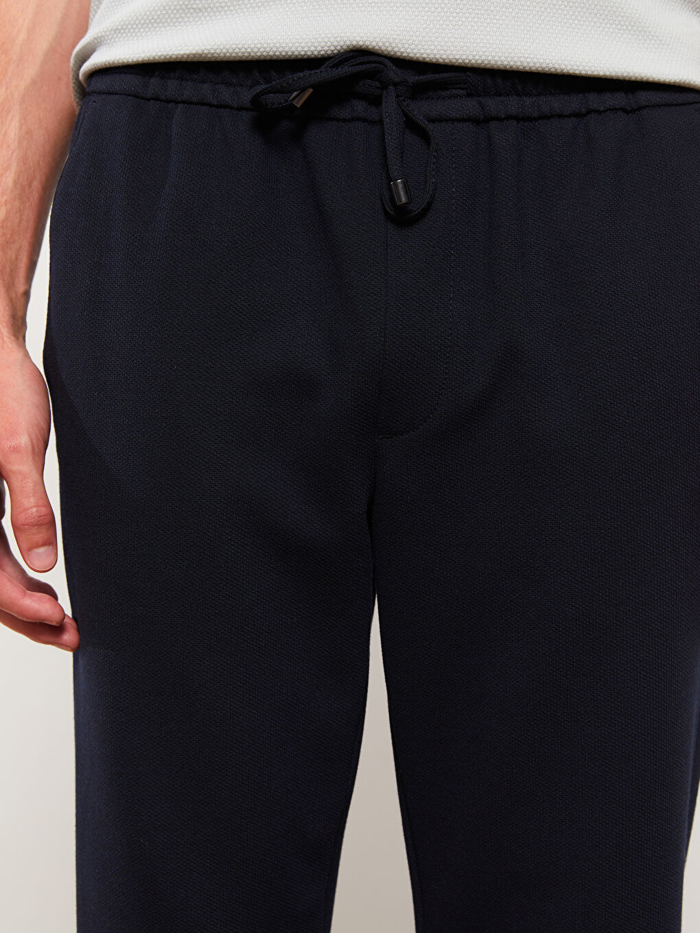 بنطلون رفيع للرجال بتفاصيل رباط على الوسط-4