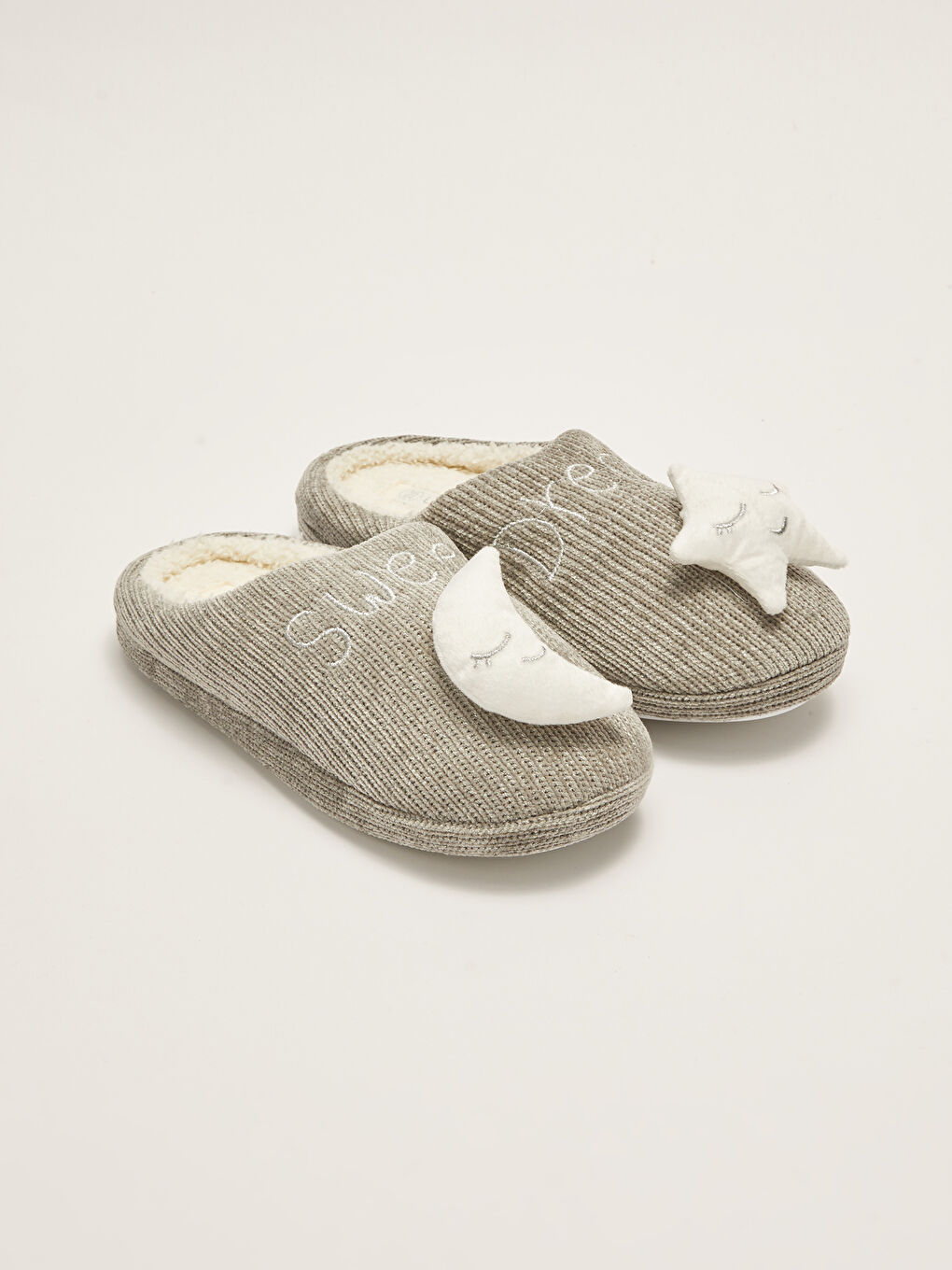 әйелдерге арналған 3d аппликациялы үйге арналған тәпішкелер