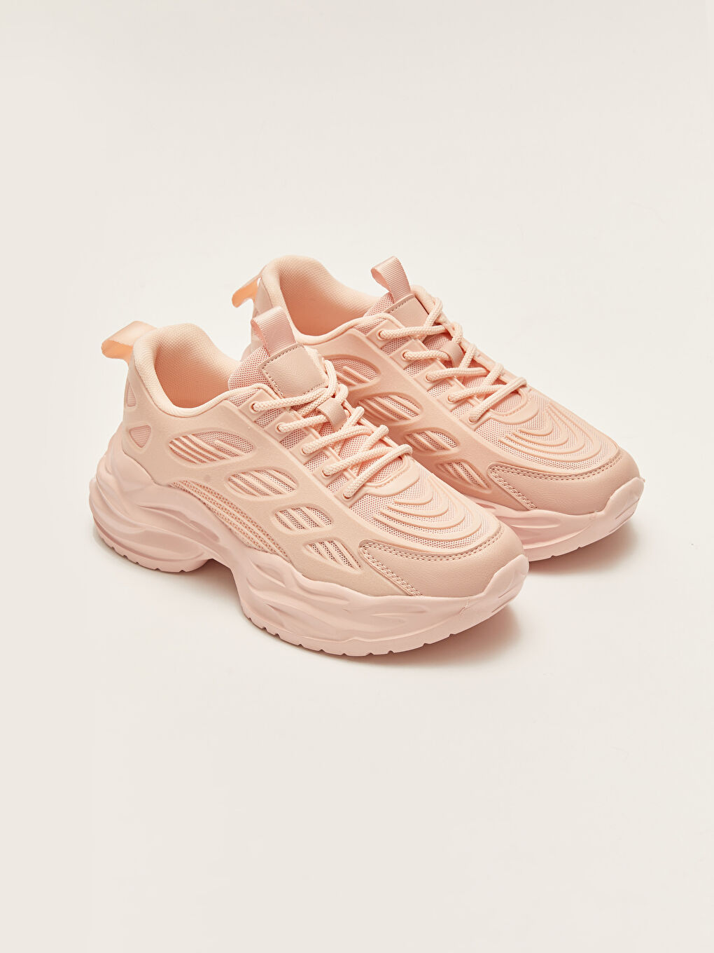 Кроссовки женские на шнуровке и толстой подошве