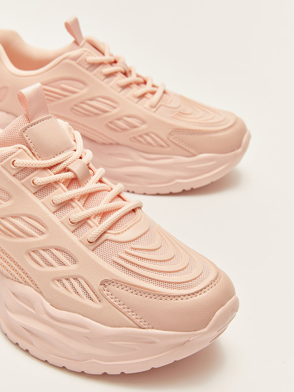 Кроссовки женские на шнуровке и толстой подошве-2