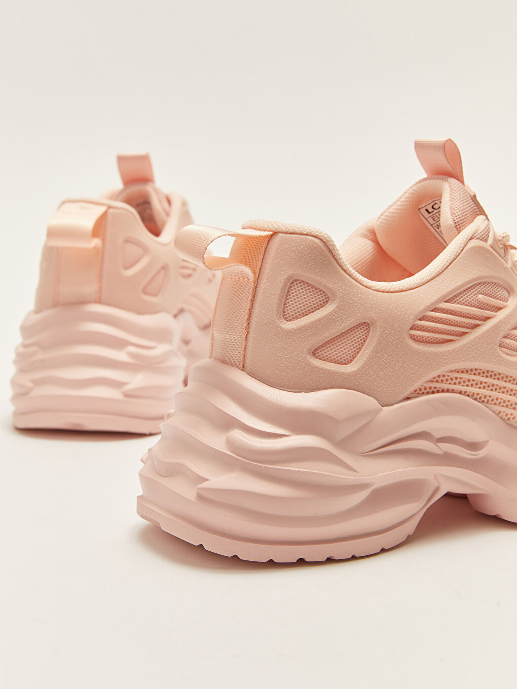 Кроссовки женские на шнуровке и толстой подошве-4