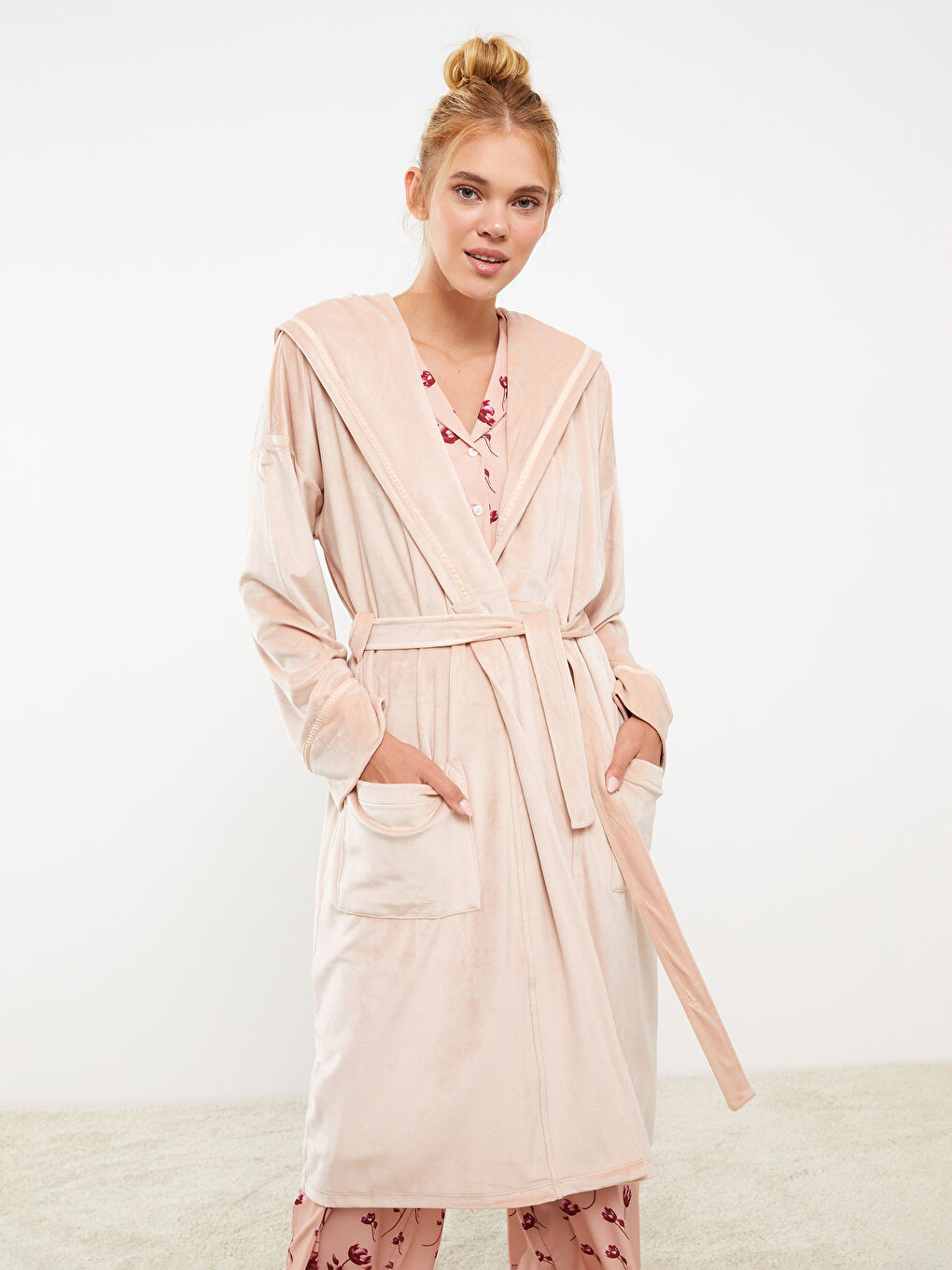 Pembe Şal Yaka Kadife Kadın Sabahlık