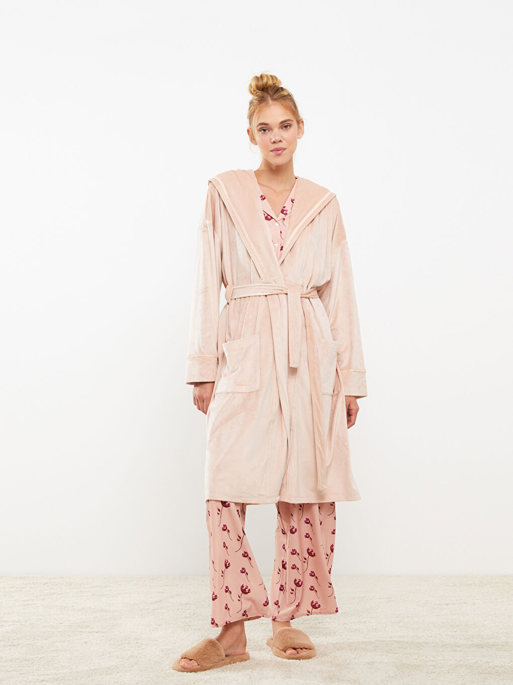 Pembe Şal Yaka Kadife Kadın Sabahlık-1