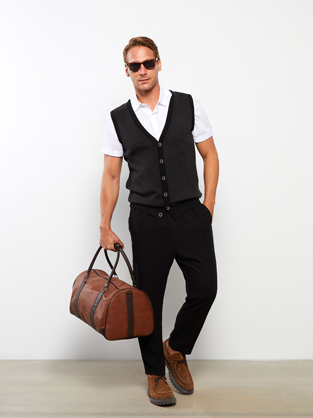 Стандартный однотонный жилет с V-образным вырезом для мужчин-1
