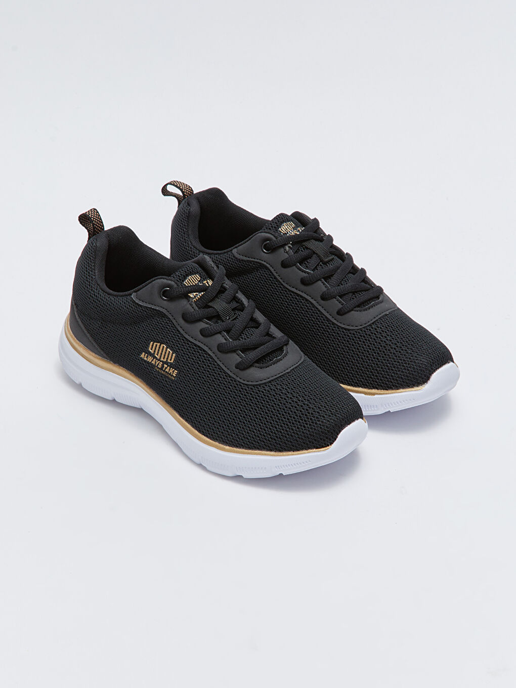 حذاء رياضي للسيدات بأربطة بتفاصيل دقيقة