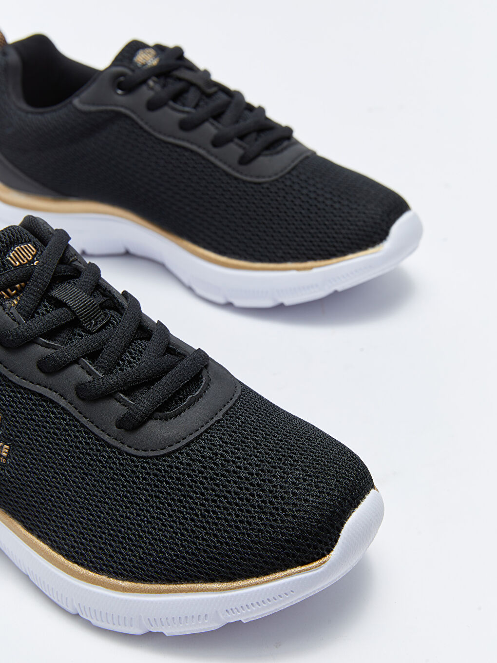 حذاء رياضي للسيدات بأربطة بتفاصيل دقيقة-2