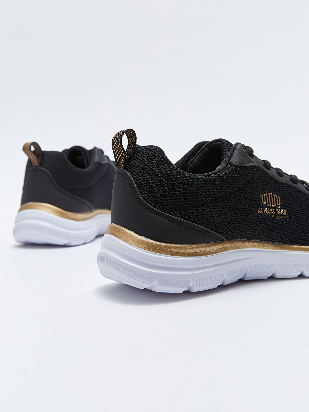 حذاء رياضي للسيدات بأربطة بتفاصيل دقيقة-4