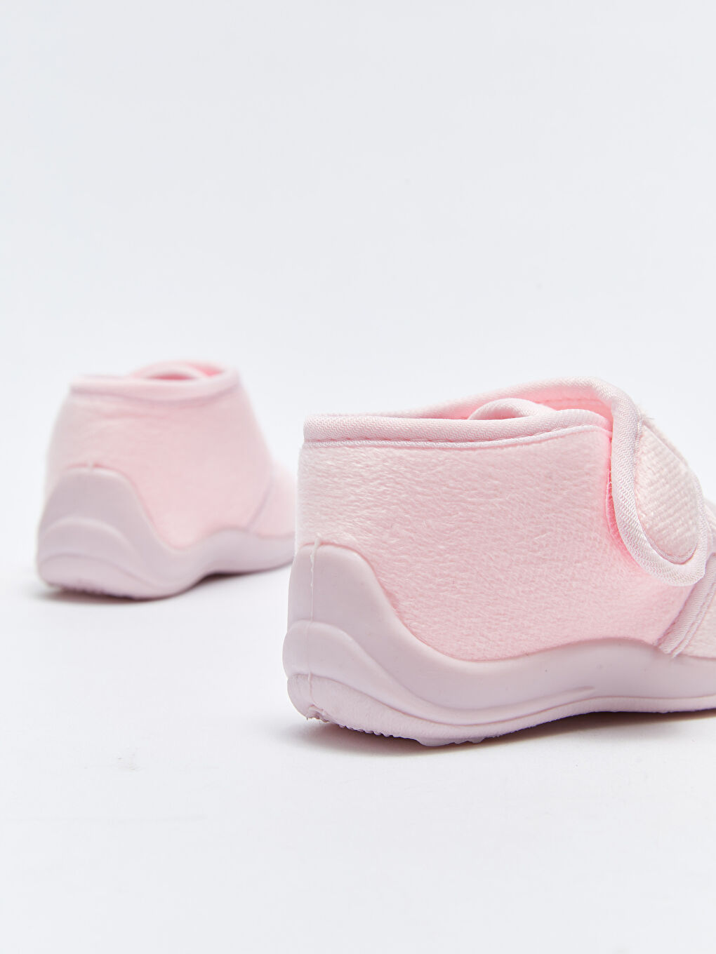 Pantoufles Bébé Fille à Détails Brodés avec Crochet et Boucle-4