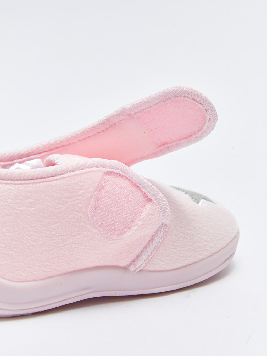 Pantoufles Bébé Fille à Détails Brodés avec Crochet et Boucle-5