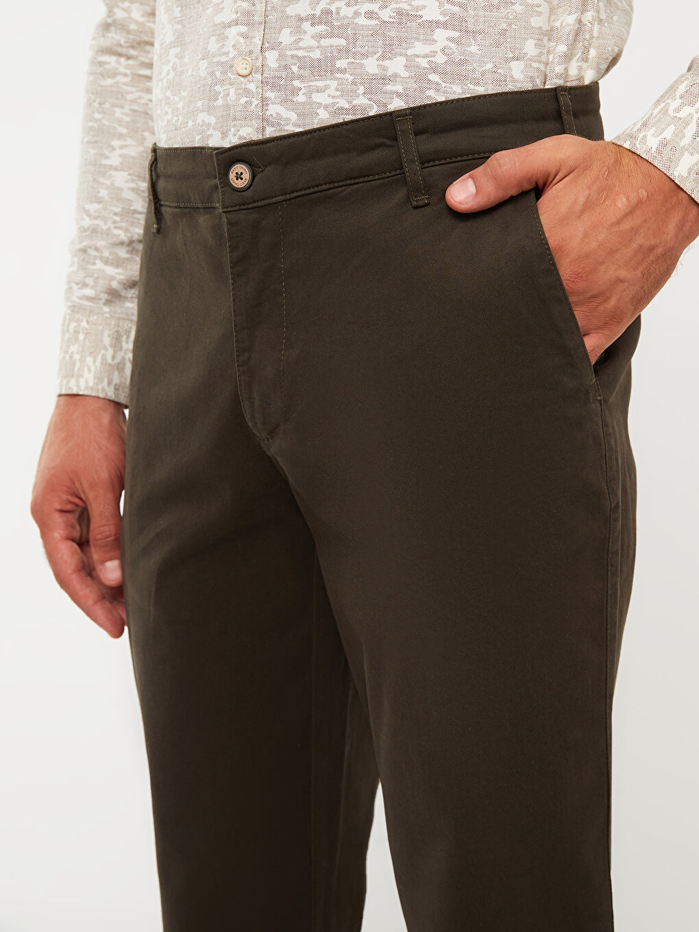 LCWAIKIKI Classic Koyu Haki Dar Kalıp Gabardin Erkek Chino Pantolon - 4