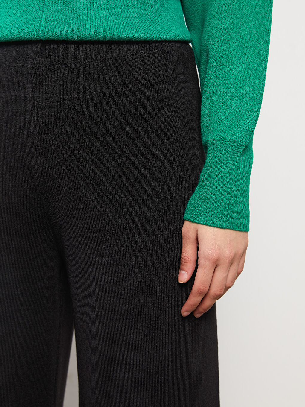 Женские трикотажные брюки с эластичным поясом и однотонным дизайном-4