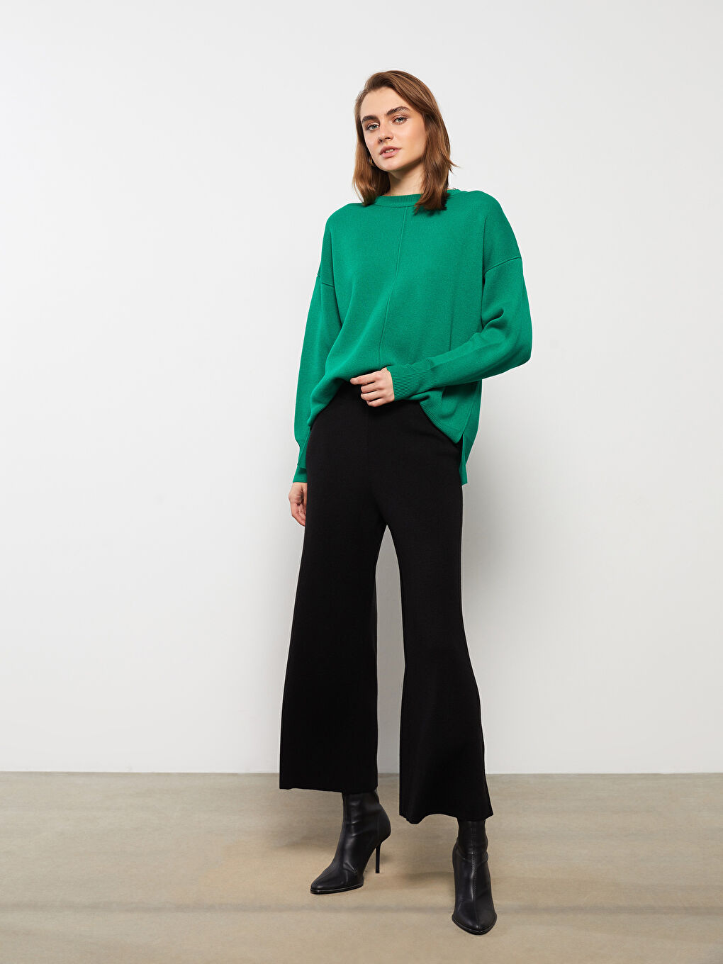 Женские трикотажные брюки с эластичным поясом и однотонным дизайном