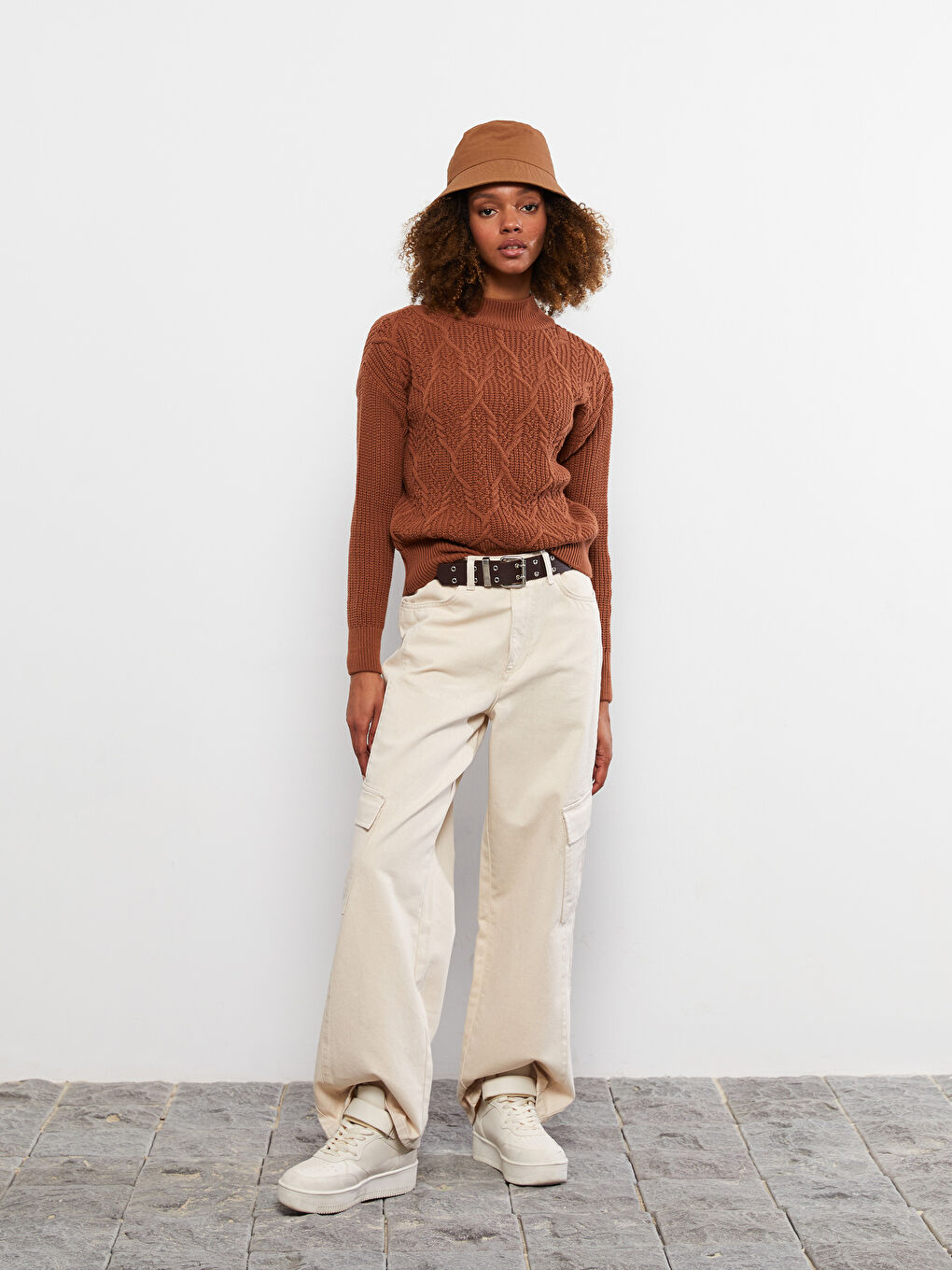 بلوفر تريكو حريمي بكم طويل بنصف ياقة مدورة ونقشة ذاتية