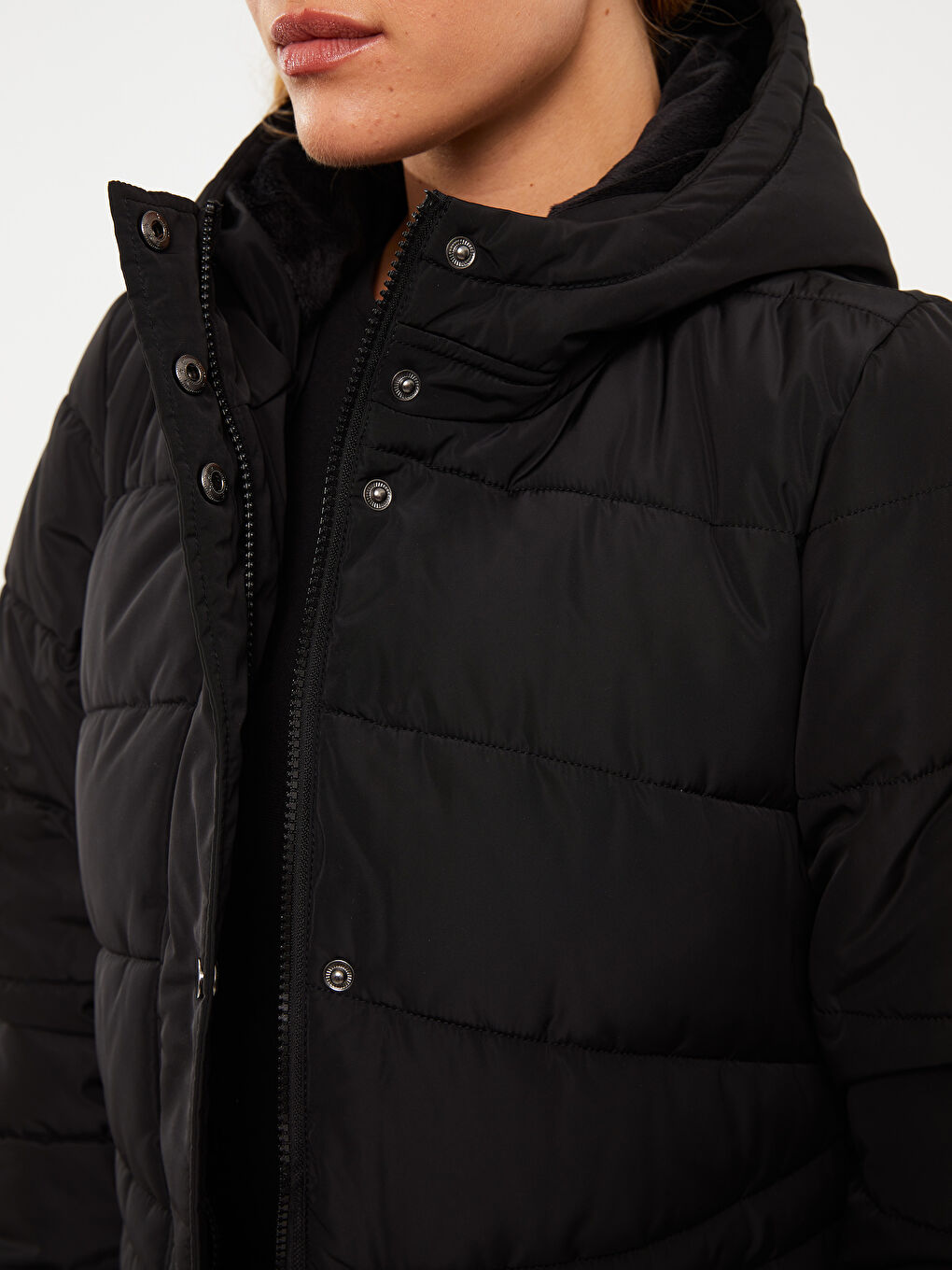 Әйелдерге арналған капюшонды өрнексіз пуховик пальто-3