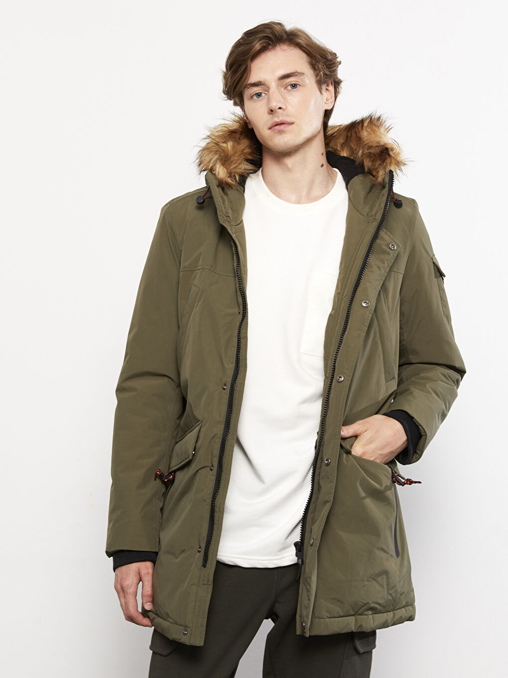 LCW Casual Standardni Jednostavni Debeli Muški Parka Sa Kapuljačom -W22722Z8-HCZ