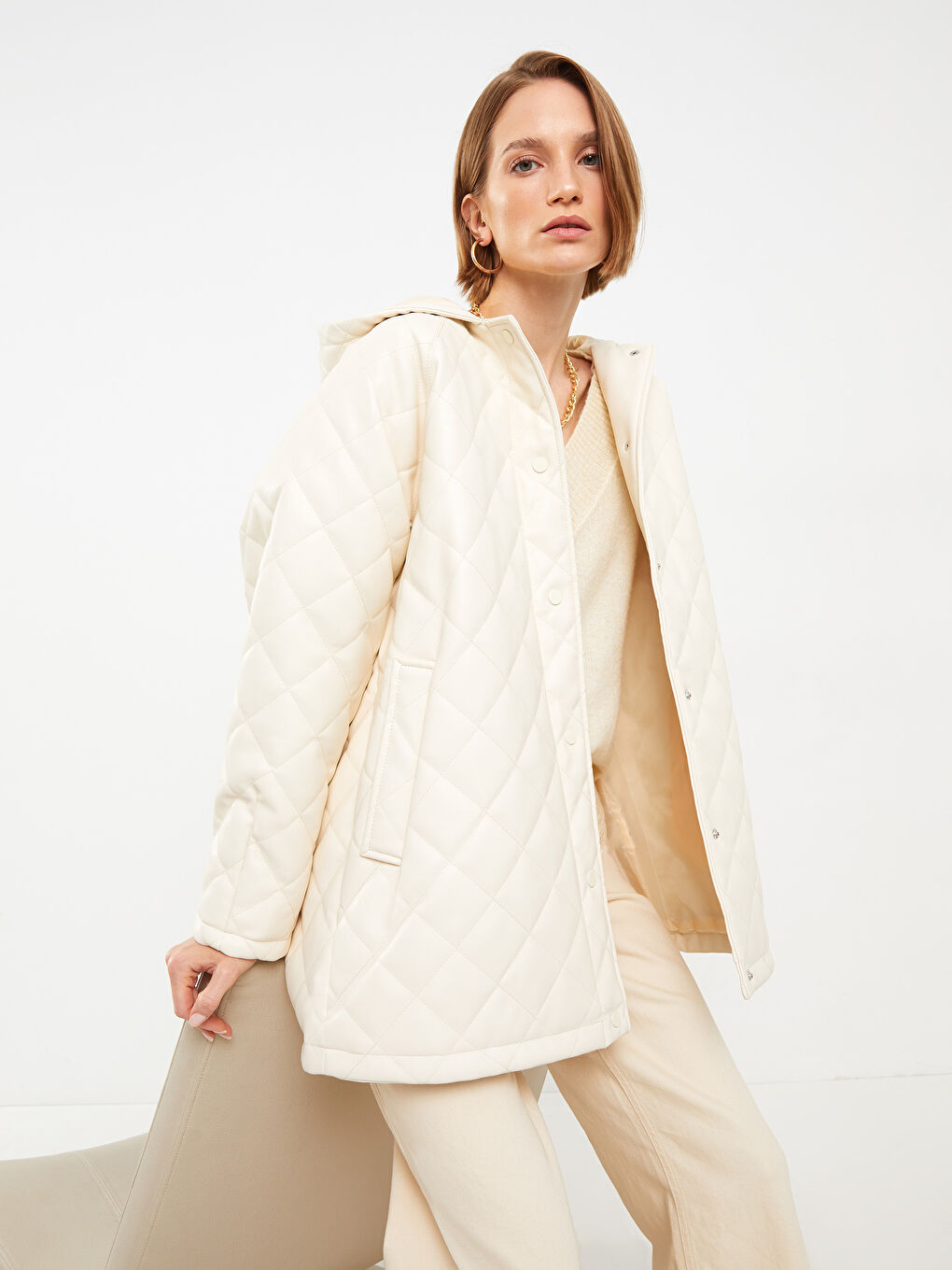 Bej Kapüşonlu Kapitone Desenli Uzun Kollu Kadın Deri Görünümlü Mont-1