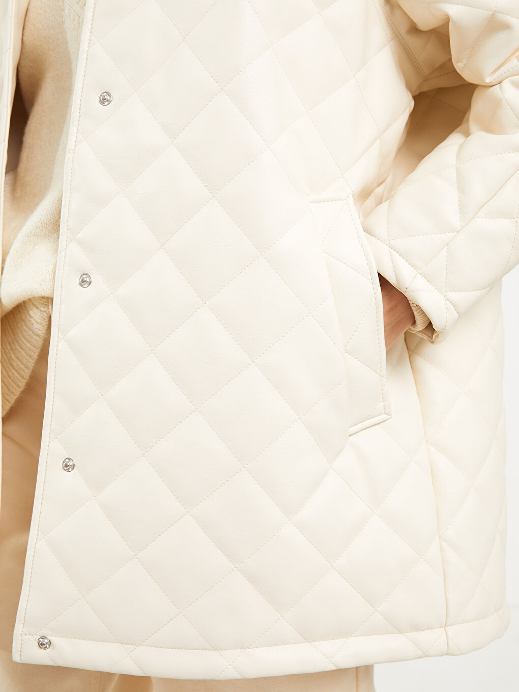 Bej Kapüşonlu Kapitone Desenli Uzun Kollu Kadın Deri Görünümlü Mont-4