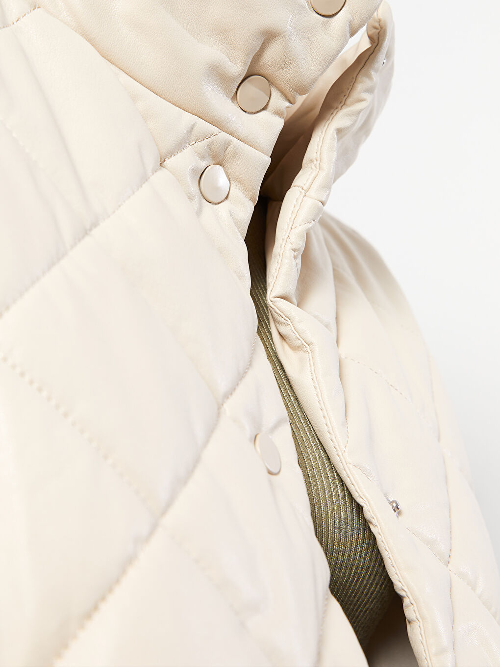 Bej Dik Yaka Kapitone Desenli Uzun Kollu Kadın Şişme Mont-3