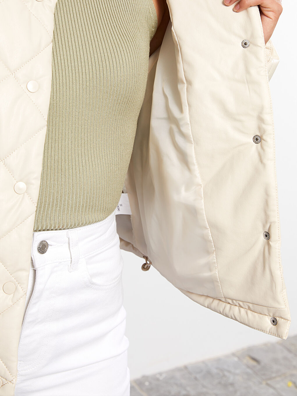 Bej Dik Yaka Kapitone Desenli Uzun Kollu Kadın Şişme Mont-4